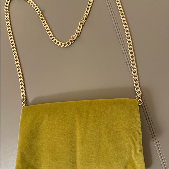 Gucci Limited Edition Green Velvet Extra
Large Sunglasses Case/Pouch with Chain - Picture 3 of 8